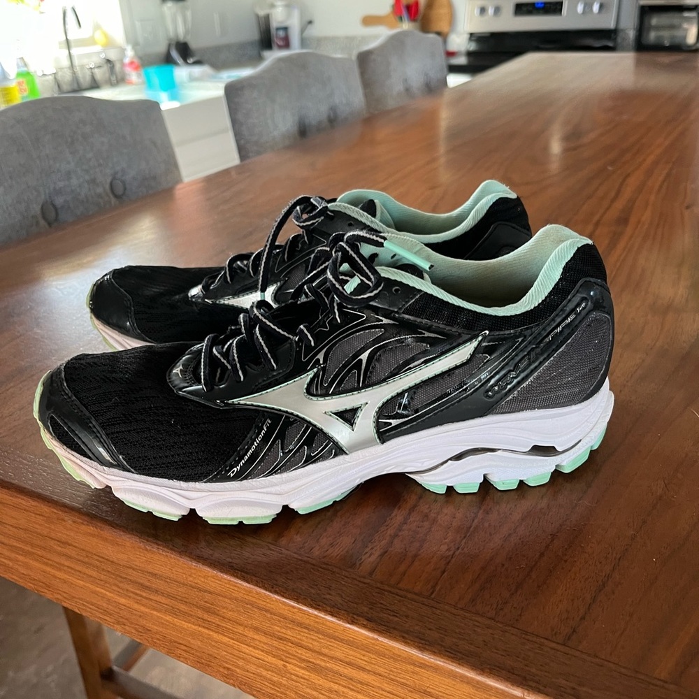Women’s Mizuno running shoes